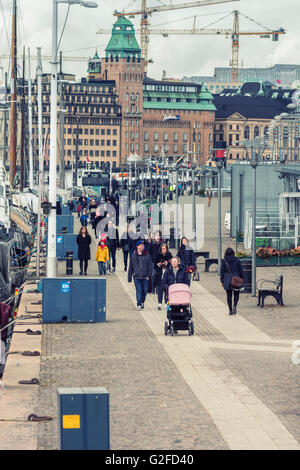 STOCKHOLM, Schweden - 30. März 2016:Pedestrian drängten sich bei Street in der Innenstadt von Stockholm, Schweden Stockfoto