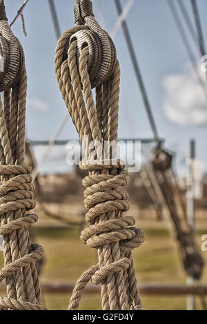 Blöcke und greift auf einem Segelschiff Stockfoto