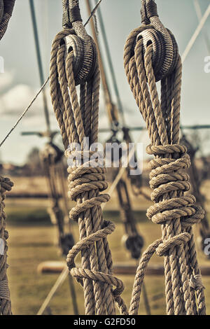 Blöcke und greift auf einem Segelschiff Stockfoto