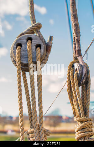 Vintage marine Seile und hölzernen Tackle Block auf Segelschiff Stockfoto