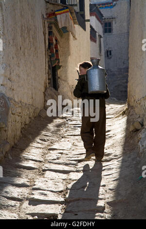 Frau sammeln Wasser. Stockfoto