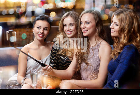 Frauen mit Smartphone unter Selfie im Night club Stockfoto