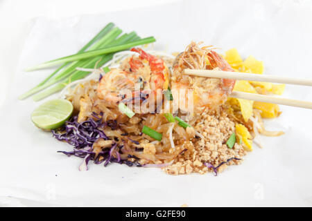 Gebratene Nudeln Thai-Stil mit Garnelen. Unter Rühren braten Nudeln mit Garnelen in (Pad Thai) Thai-Küche auf weiße Farbe Wrapper Nahrung. Selec Stockfoto