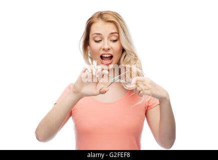 Frau mit Schere schneiden Enden der Haare Stockfoto