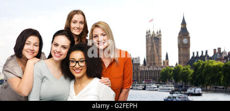 Gruppe von glücklich verschiedene Frauen über London Stadt Stockfoto