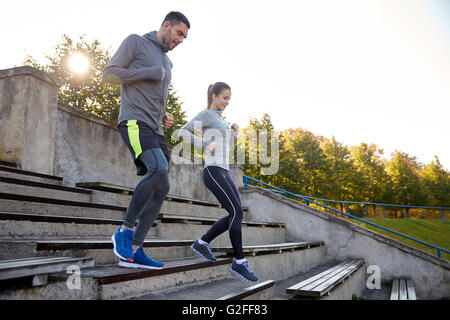 paar auf Stadion im Erdgeschoss ausgeführt Stockfoto