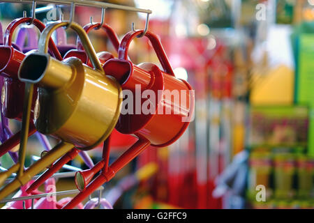 Gießkannen in einem Garten-Center Shop. Stockfoto