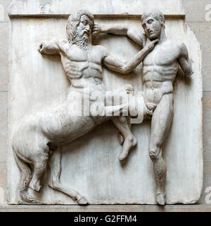 Aus Marmor Metope von der Südseite des Parthenon, zeigt die Schlacht zwischen den Zentauren und Lapiths am Hochzeitsfest Peirithoos. Die Parthenon-Skulpturen oder "Elgin Marbles", antiken Griechenland und Rom Galerien, British Museum, Bloomsbury, London, England, UK Stockfoto