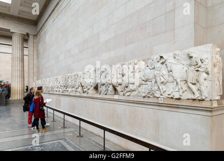 Besucher betrachten, die Parthenon-Skulpturen oder "Elgin Marbles", antiken Griechenland und Rom Galerien, British Museum, Bloomsbury, London, England, UK Stockfoto