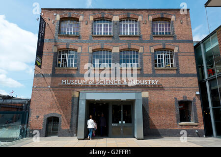 Besucher betreten die Museum Of Science And Industry aka MOSI Erbe Touristenattraktion in Manchester, UK. Stockfoto