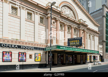 Das Opernhaus Theater an der Quay Street in Manchester, aufgenommen an einem sonnigen Tag im Sommer. Stockfoto