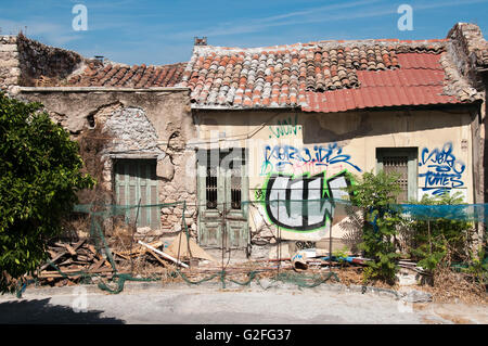 Verlassenes Haus Altbau bedeckt Graffiti in der Nähe der Akropolis in Athen, Griechenland Stockfoto