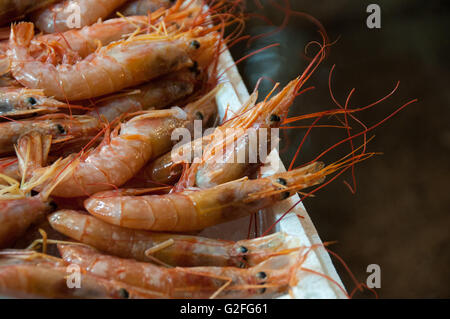 Riesengarnelen, frischen Fisch und Meeresfrüchte zum Verkauf an Fisch und Obst Straßenmarkt in Omonia Monastriki Agora Athens. Stockfoto