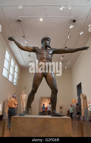 Bronzestatue des Zeus oder Poseidon, gefunden an der Unterseite des Meeres im Archäologischen Nationalmuseum in Athen, Griechenland Stockfoto