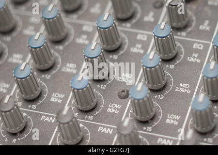 Knöpfe am Musik-Mixer - Musik-Ausrüstung-Makro Stockfoto