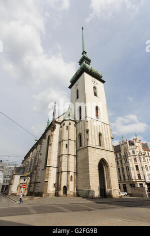 Der Turm der Kirche von St. Jacob (St. James) in Brunn, Tschechische Republik. Stockfoto