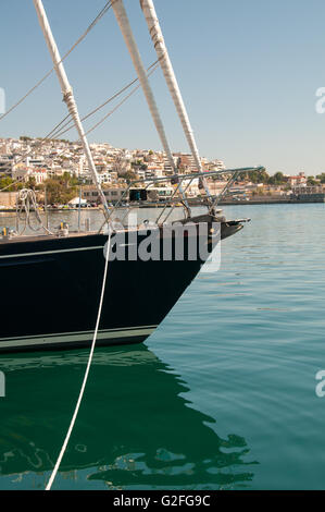 Yacht vor Anker am Zea Marina in der Nähe von Piräus in Athen verankert. Stockfoto