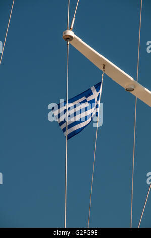 Griechische Flagge im Wind auf Yacht schweben vertäut am Zea Marina in der Nähe von Piräus in Athen verankert. Stockfoto