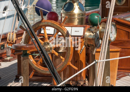 Klassische Holzlenkrad im Oldtimer Yacht festgemacht am Zea Marina in Athen verankert. Stockfoto