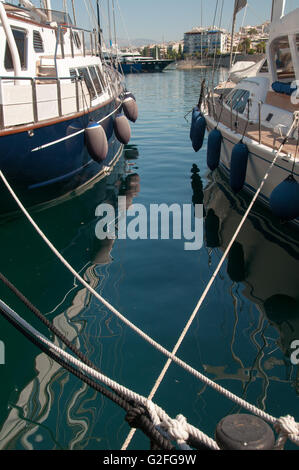 Zwei teure Yachten ankern am Zea Marina in Athen verankert. Stockfoto