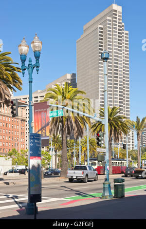 San Francisco Embarcadero Straße Verkehr und Gebäude. Stockfoto