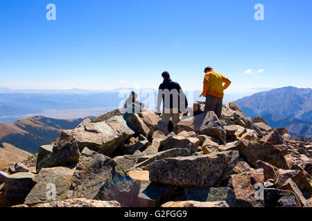 Wanderer auf dem Gipfel des Mount Yale Colorado feiern Stockfoto