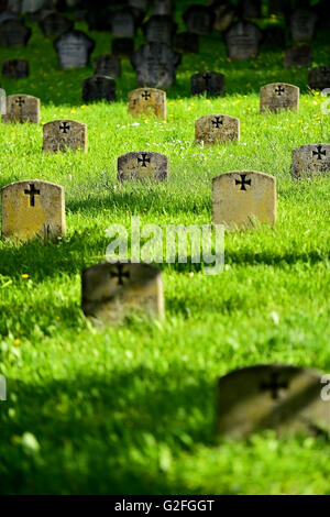 Grabstein eines unbekannten deutschen Soldaten mit dem Eisernen Kreuz Symbol in einem Helden-Friedhof Stockfoto