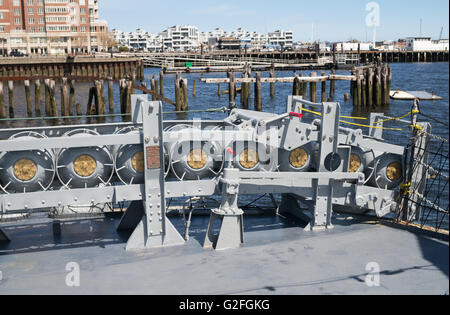 Wasserbomben montiert am Heck der USS Cassin Young, Charlestown Navy Yard, Boston, Massachusetts, USA Stockfoto