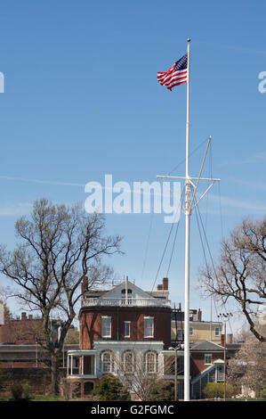 USA-Flagge über dem Kommandanten Haus in Charlestown Navy Yard, Boston, Massachusetts, USA Stockfoto