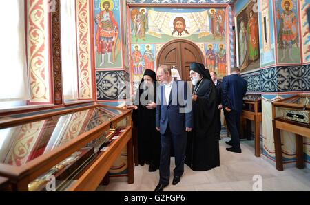 Der russische Präsident Vladimir Putin in Begleitung Priestmonk Makary tourt das Kloster St. Pantaleon während einer Reise nach autonomen orthodoxen christlichen Mönchsgemeinschaft vom Berg Athos 28. Mai 2016 in Karyes, Berg Athos, Griechenland. Putin feiert 1000 Jahre russische Präsenz auf dem Berg Athos. Stockfoto