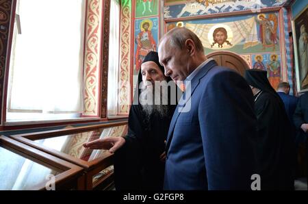 Der russische Präsident Vladimir Putin in Begleitung Priestmonk Makary tourt das Kloster St. Pantaleon während einer Reise nach autonomen orthodoxen christlichen Mönchsgemeinschaft vom Berg Athos 28. Mai 2016 in Karyes, Berg Athos, Griechenland. Putin feiert 1000 Jahre russische Präsenz auf dem Berg Athos. Stockfoto