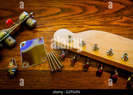 Gitarren-Parts, Kopfplatte, Knöpfe, Schalter, Hals Platte, Schrauben, Buchse für eine Fender Telecaster Stockfoto