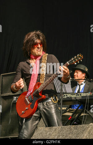 Die New York Dolls, die Durchführung auf der Hauptbühne eine die beim Reading Festival 2004. England, United Kingdom. Stockfoto