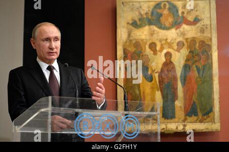 Der russische Präsident Vladimir Putin spricht bei der Eröffnung einer Ausstellung des Symbols "Aufstieg" von Andrei Rublev im byzantinischen und Christian Museum 27. Mai 2016 in Athen, Griechenland. Rublev gilt als der größte mittelalterliche russische Maler der orthodoxen Ikonen und die Himmelfahrt sein Meisterwerk. Stockfoto