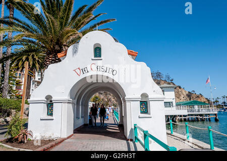 Über Casino führt überdachten Gehweg in Avalon auf Catalina Island Fußgänger von der wichtigsten Uferpromenade in Richtung der Catalina-Casino. Stockfoto