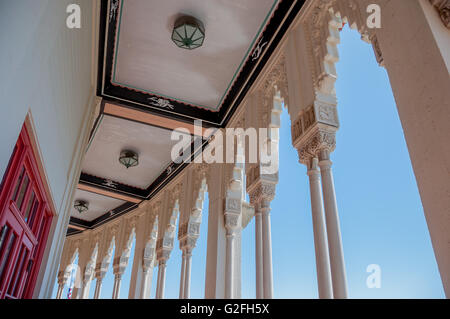 Art-Deco-architektonische Details von Catalina Casino Ballroom Balkon w / weißen Säulen, rote Tür, rosa und schwarz, die Decke bei Avalon. Stockfoto