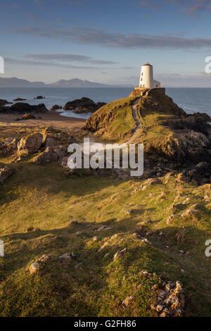 Tŵr Mawr Leuchtturm auf Llanddwyn Island, Anglesey, North Wales UK bei Sonnenaufgang. Stockfoto
