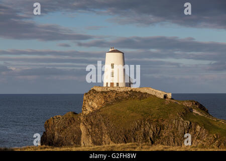 Tŵr Mawr Leuchtturm auf Llanddwyn Island, Anglesey, North Wales UK bei Sonnenaufgang. Stockfoto