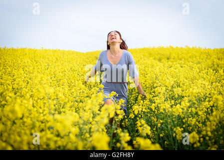 singen, tanzen und Wandern in ein Feld Stockfoto