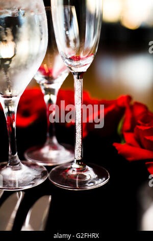 Sektgläser und Rosen Stockfoto