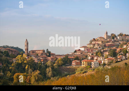 Bergdorf mit Heißluftballon im Hintergrund, Monforte d ' Alba, Italien Stockfoto