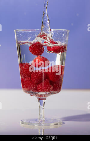 Glas frisches Wasser mit Himbeeren Stockfoto