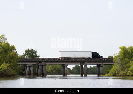 LKW auf Atchafalaya Swamp Freeway, eine 18,2 Meile Brücke das Feuchtgebiet auf Autobahn Interstate 10 (i-10), Stockfoto