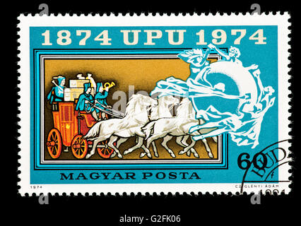 Briefmarke aus Ungarn, die Darstellung einer Postkutsche und UPU Symbol (Centennial der Universal Postal Union) Stockfoto