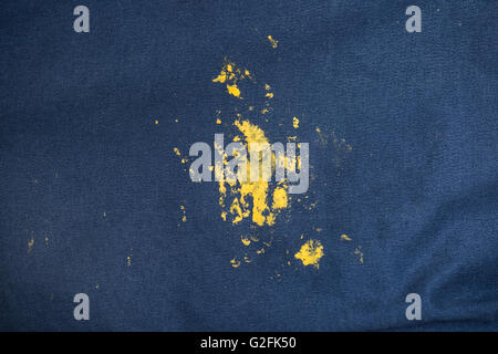 Blue Jeans und Turnschuhe mit gelber Farbe befleckt. Stockfoto