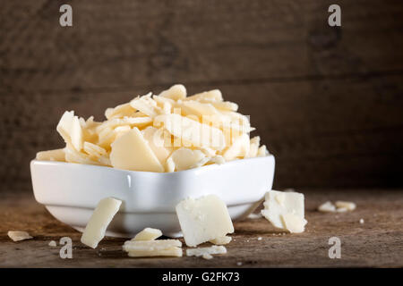 Schale mit Parmesan Käse Flocken auf rustikalen Tisch Stockfoto