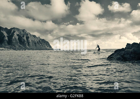 Paddeln in der Nähe von Kualoa und Mokolii Island in Kaneohe Bay aufstehen Stockfoto