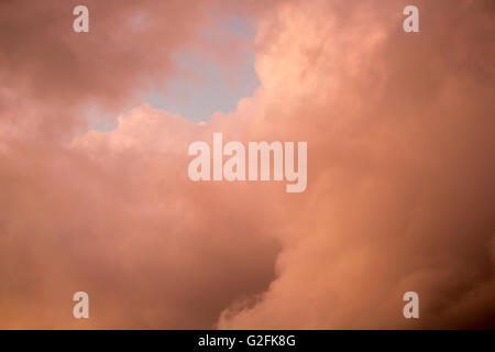 Wolken bei Sonnenuntergang in Bunbury, Western Australia sind wunderschön geformt mit weichem rosa, grau und Hellblau Farben wie die Sonne untergeht. Stockfoto