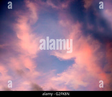 Wolken bei Sonnenuntergang in Bunbury, Western Australia sind wunderschön geformt mit weichem rosa, grau und Hellblau Farben wie die Sonne untergeht. Stockfoto