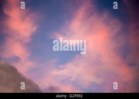 Wolken bei Sonnenuntergang in Bunbury, Western Australia sind wunderschön geformt mit weichem rosa, grau und Hellblau Farben wie die Sonne untergeht. Stockfoto